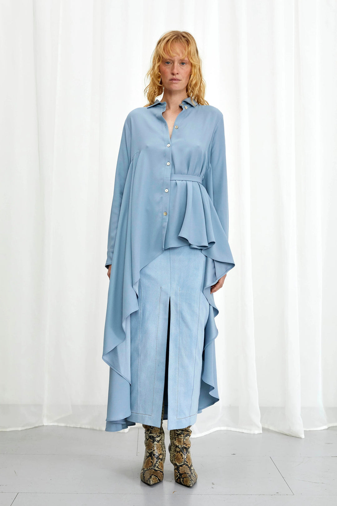 Super Shirt, chemise longue dos en crêpe bleu colombe
