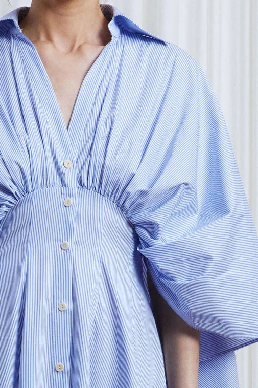 فستان مرن، فستان أزرق من القطن مع ظهر منسدل