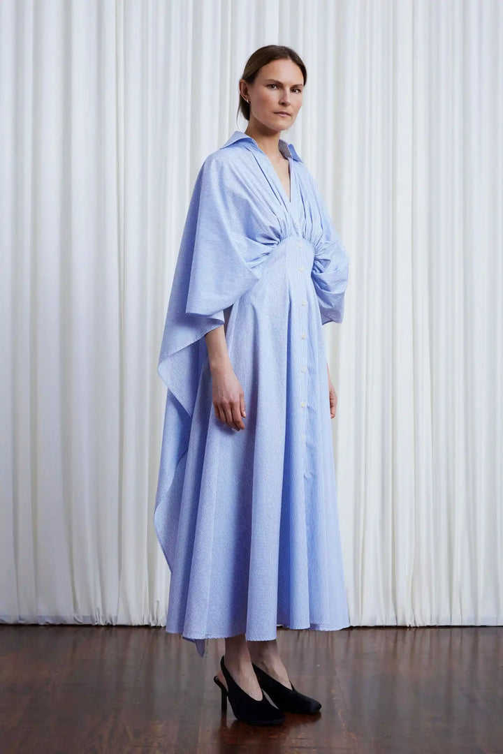 فستان مرن، فستان أزرق من القطن مع ظهر منسدل