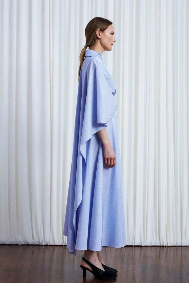 فستان مرن، فستان أزرق من القطن مع ظهر منسدل