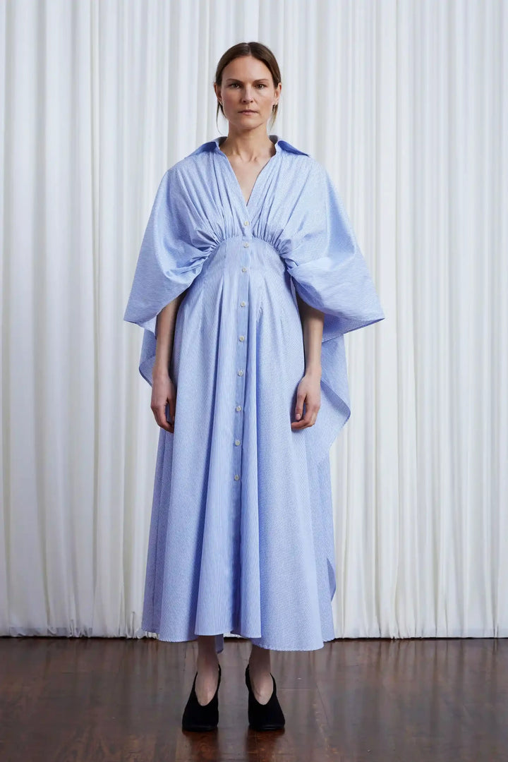 فستان مرن، فستان أزرق من القطن مع ظهر منسدل