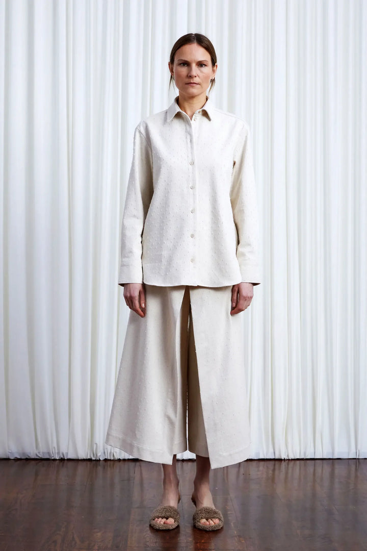 قميص عشاق، قميص جينز فضفاض من قماش البيج الفاتح