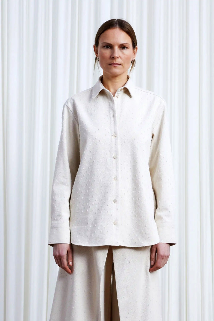 قميص عشاق، قميص جينز فضفاض من قماش البيج الفاتح