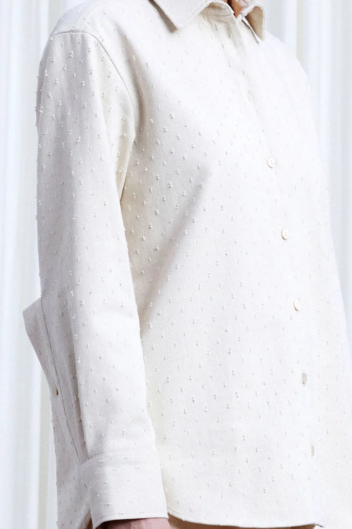 قميص عشاق، قميص جينز فضفاض من قماش البيج الفاتح