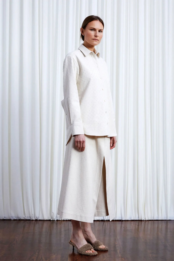 قميص عشاق، قميص جينز فضفاض من قماش البيج الفاتح