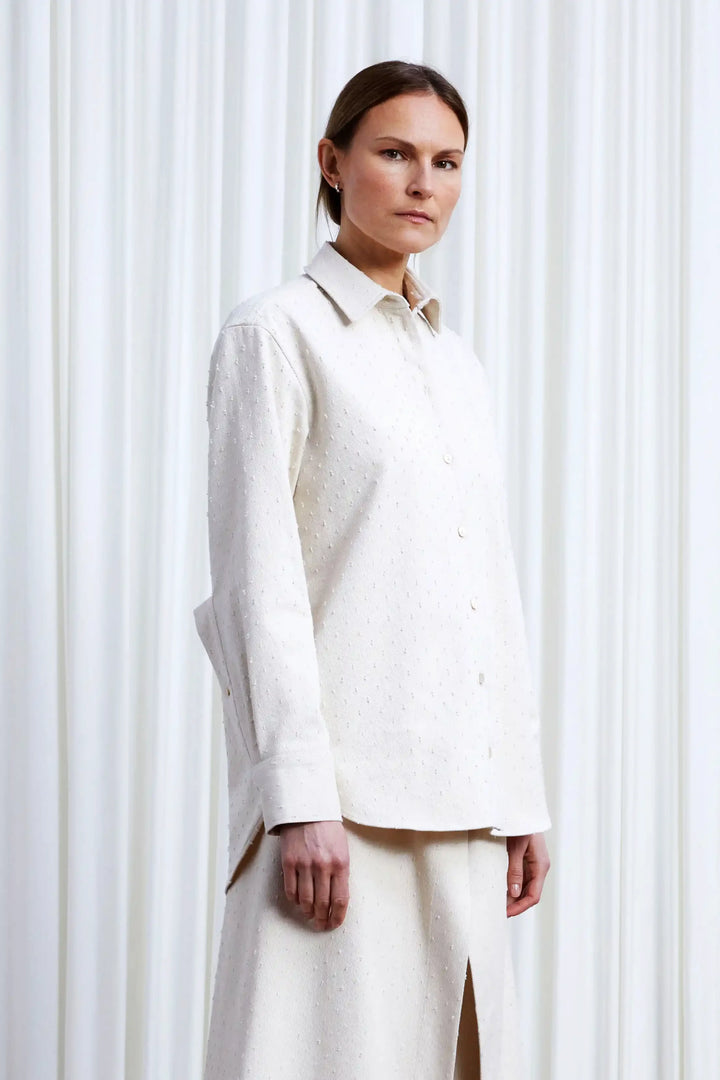 قميص عشاق، قميص جينز فضفاض من قماش البيج الفاتح