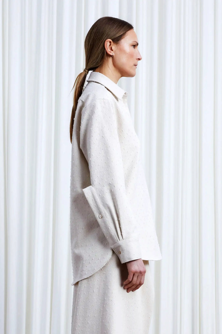 قميص عشاق، قميص جينز فضفاض من قماش البيج الفاتح