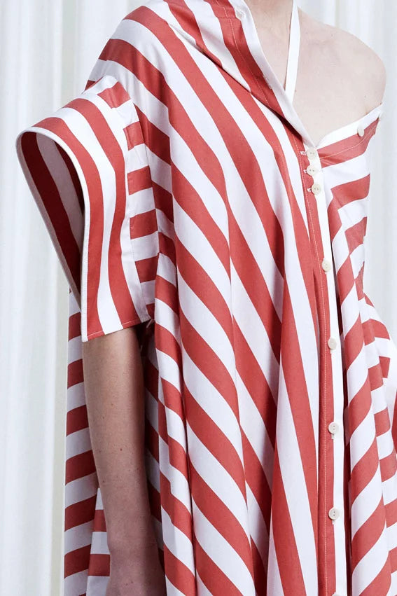 فستان هافن، فستان أحمر فضفاض من القطن بخطوط عريضة وأكتاف مكشوفة