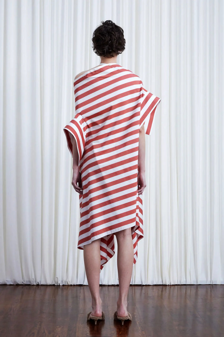 فستان هافن، فستان أحمر فضفاض من القطن بخطوط عريضة وأكتاف مكشوفة