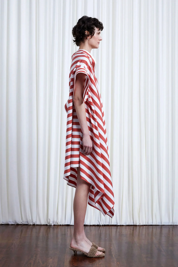 فستان هافن، فستان أحمر فضفاض من القطن بخطوط عريضة وأكتاف مكشوفة