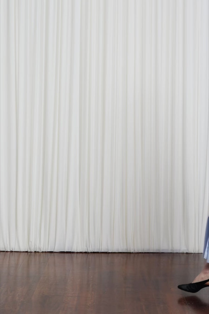 فستان مرن، فستان أزرق من القطن مع ظهر منسدل