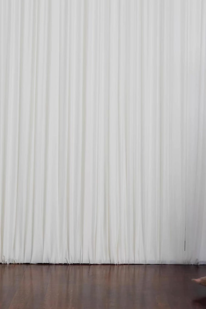 فستان هافن، فستان أحمر فضفاض من القطن بخطوط عريضة وأكتاف مكشوفة