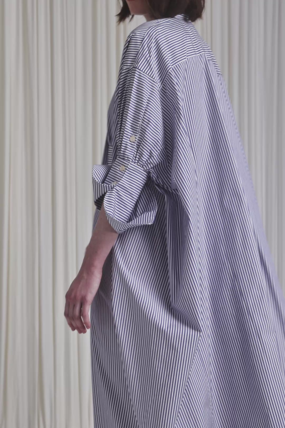 فستان عاطفي، فستان مخطط أزرق من القطن كبير الحجم