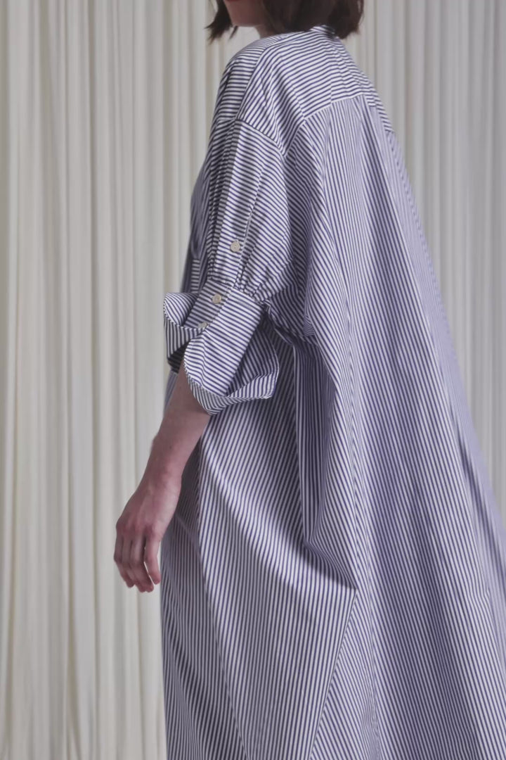 فستان عاطفي، فستان مخطط أزرق من القطن كبير الحجم